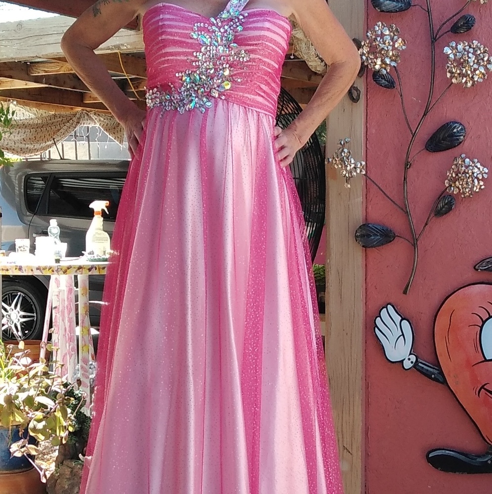 BEAUTIFUL FORMAL OR PROM DRESS